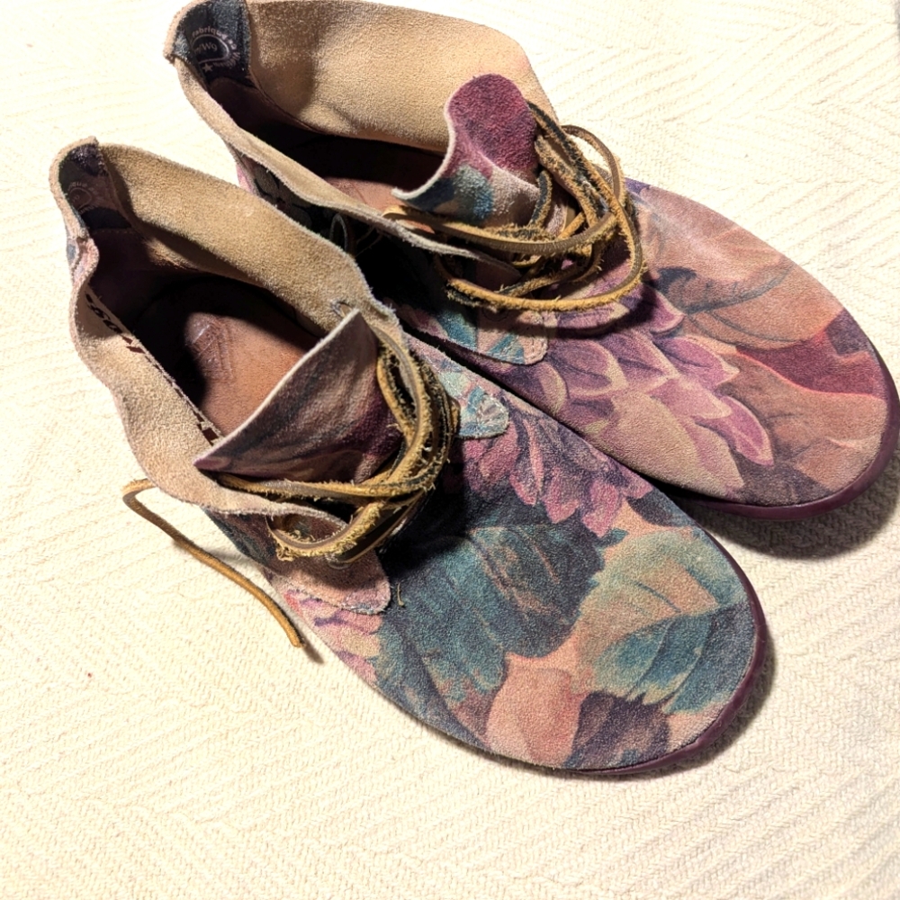 Fluevog womens size  9 floral tapestry suede